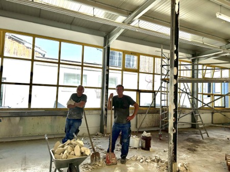 Zwei Mitarbeiter auf Baustelle