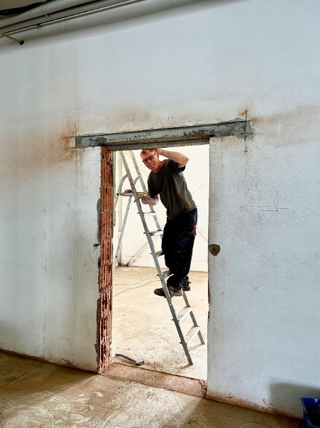Mitarbeiter auf Leiter auf Baustelle