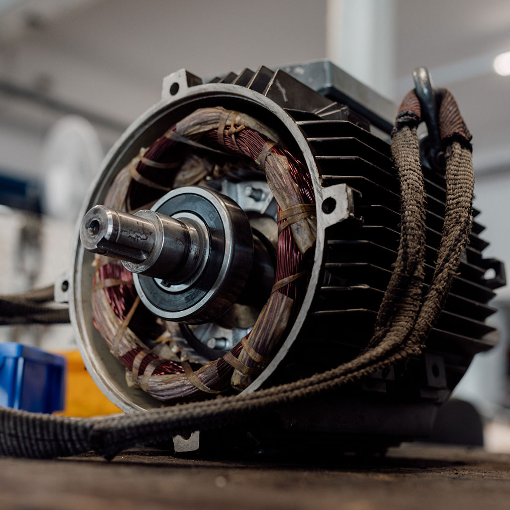 Zerlegter Elektromotor auf Werkbank