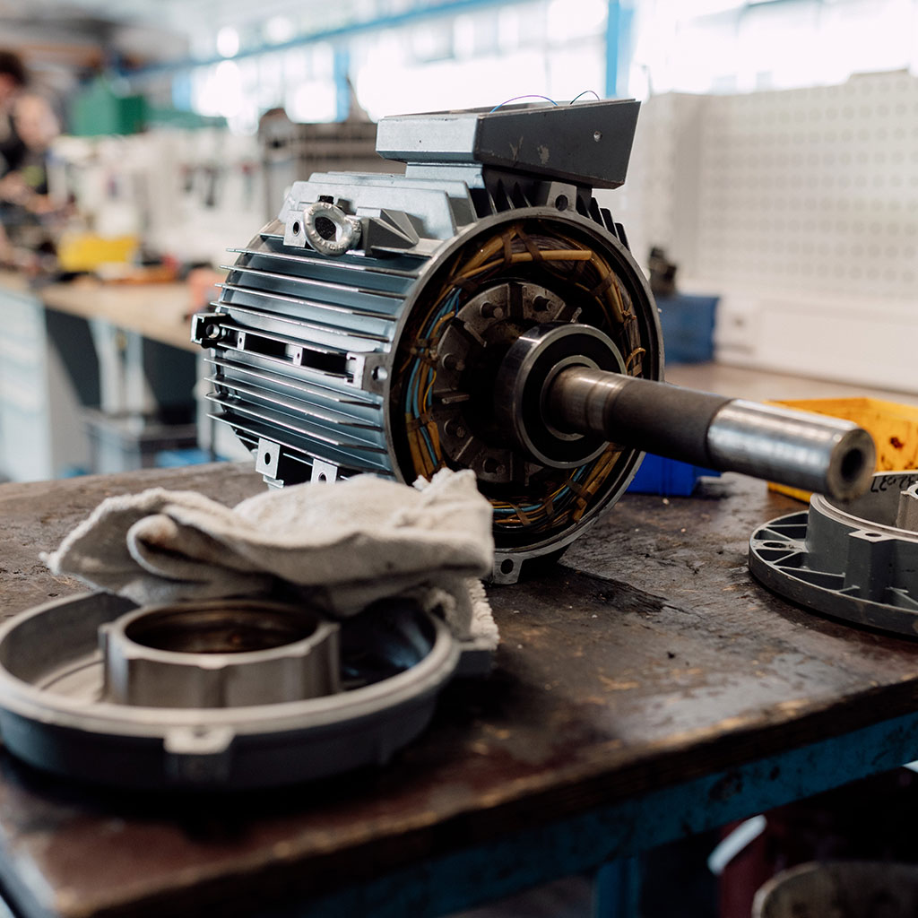 Elektromotor mit Einzelteilen auf einer Werkbank