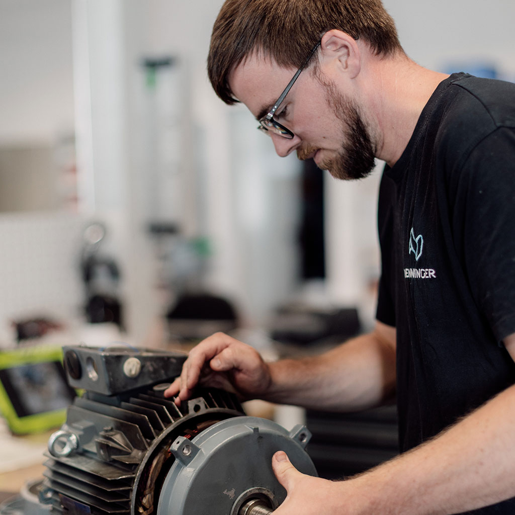 Mitarbeiter demontiert einen Elektromotor