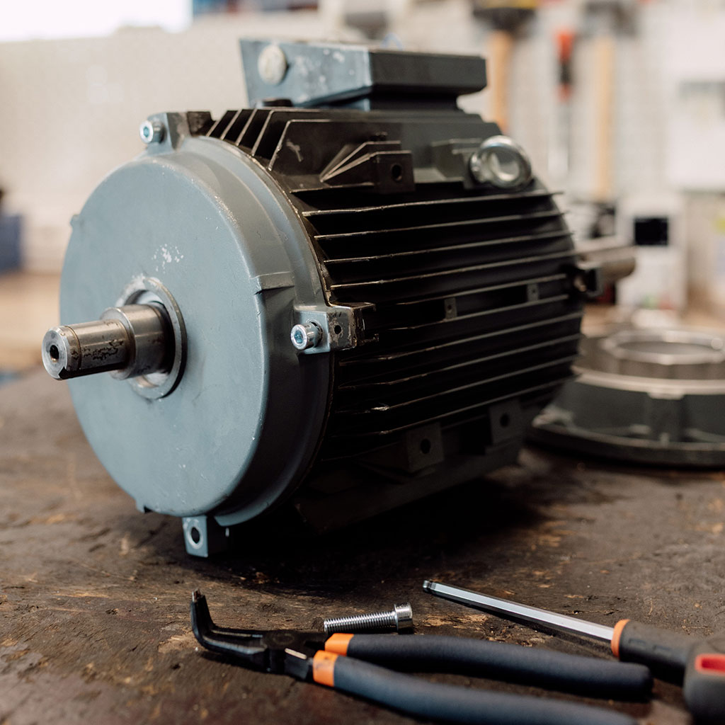 Elektromotor auf einer Werkbank