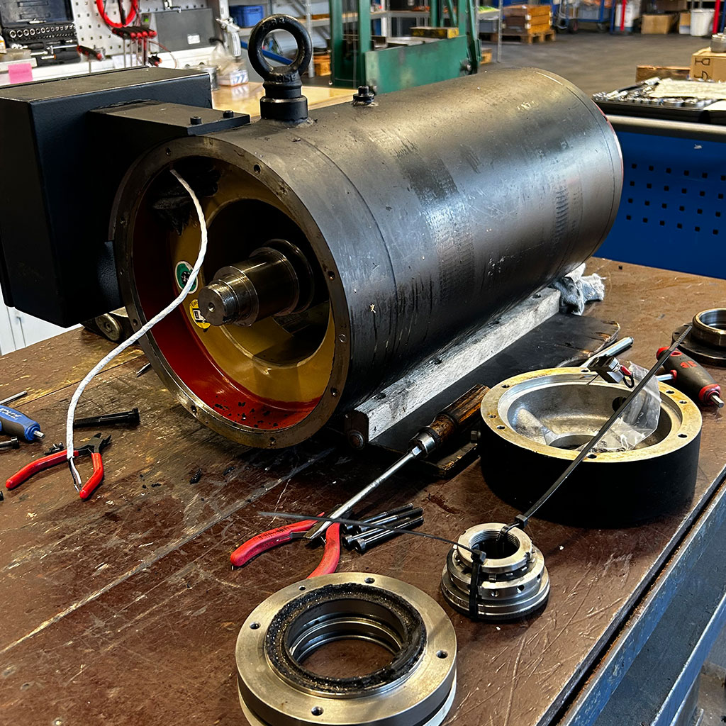 Teilweise zerlegte Motorspindel auf der Werkbank