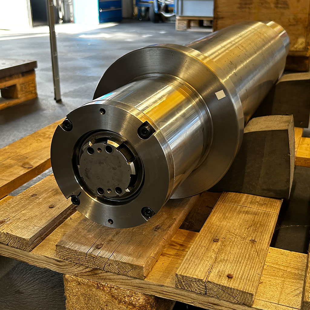 Große Motorspindel aus Stahl auf einer Holzpalette