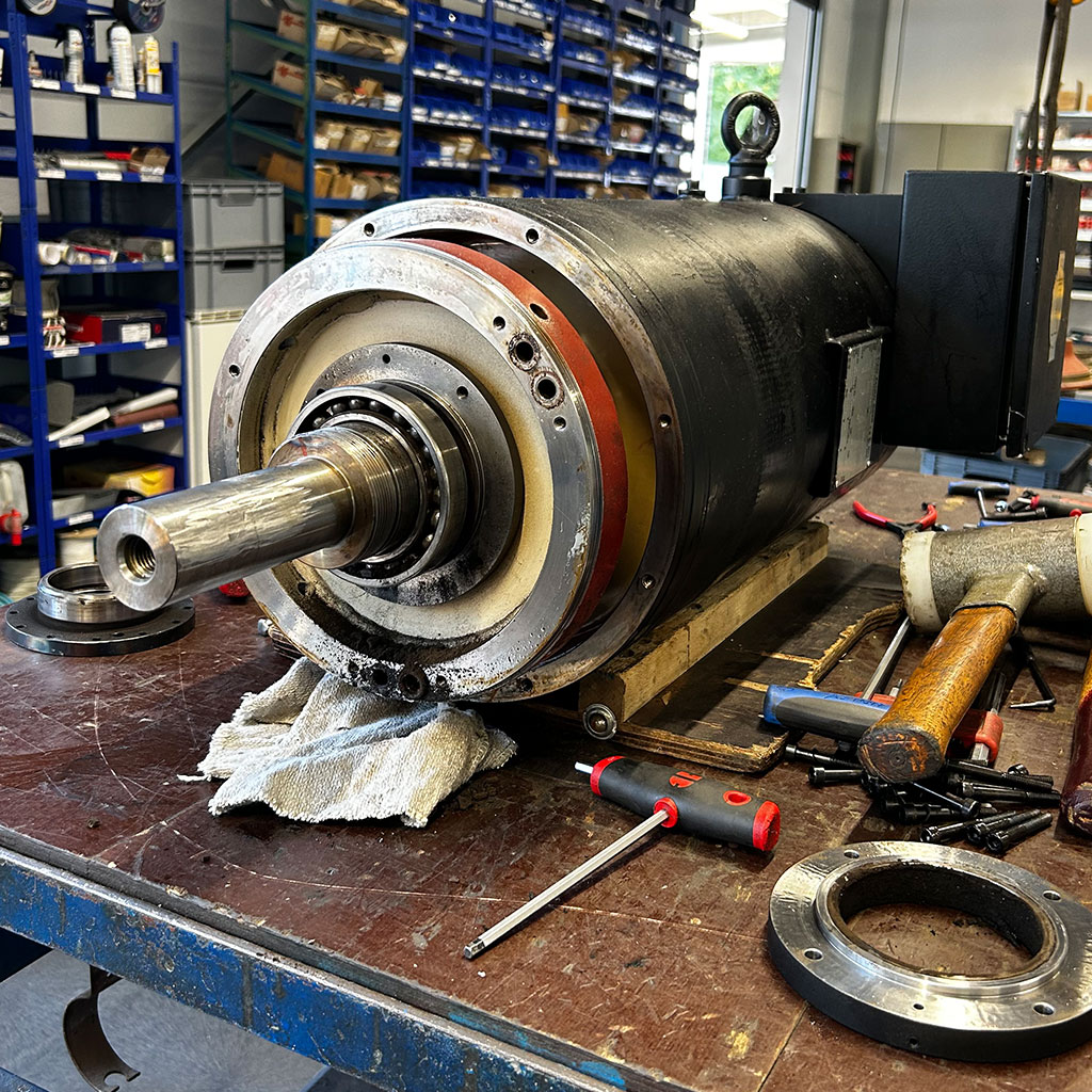 Teilweise zerlegte Motorspindel auf der Werkbank Wenn du auf Nummer sicher gehen willst, frag kurz beim Kunden nach. Für die Seite zu Spindelreparatur wäre das ein ideales Motiv. Wie läuft Claude in dieser Sitzung? Claude ist eine KI und kann Fehler machen. Bitte überprüfe die Antworten. Sieh dir den Aufgabenfortschritt für längere Aufgaben an. Zeige und öffne Dateien an, die während dieser Aufgabe erstellt wurden. Verfolge die Tools und referenzierten Dateien, die in dieser Aufgabe verwendet werden.