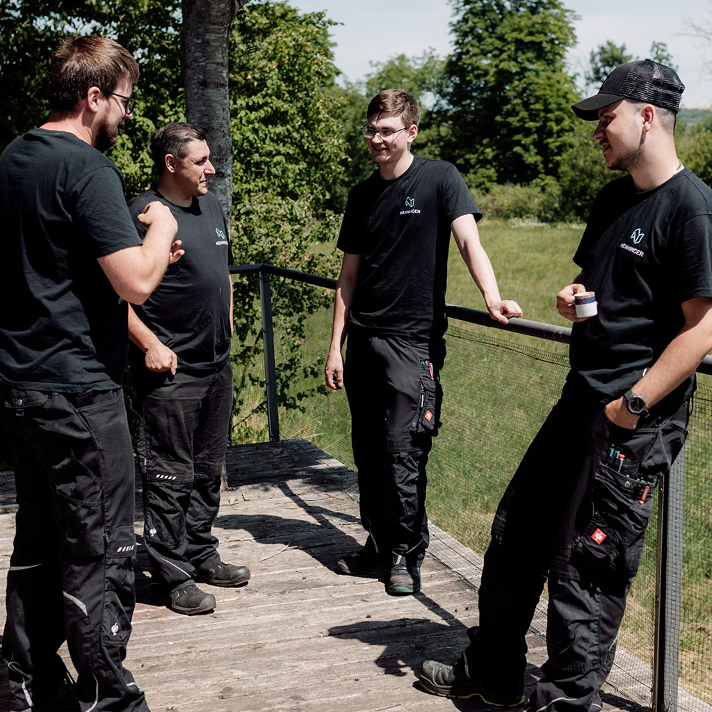 Team im Gespräch im Freien