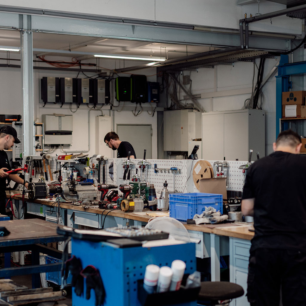 Blick in die Werkstatt mit mehreren Arbeitsplätzen