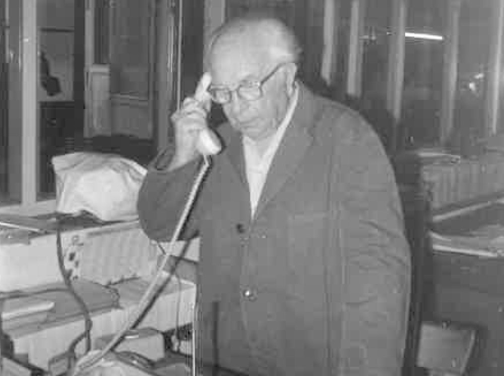 Unternehmensgründer am Telefon