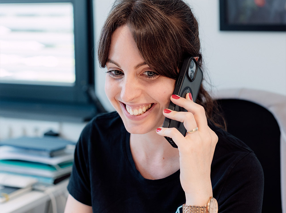 Esther Bartlog am Telefon