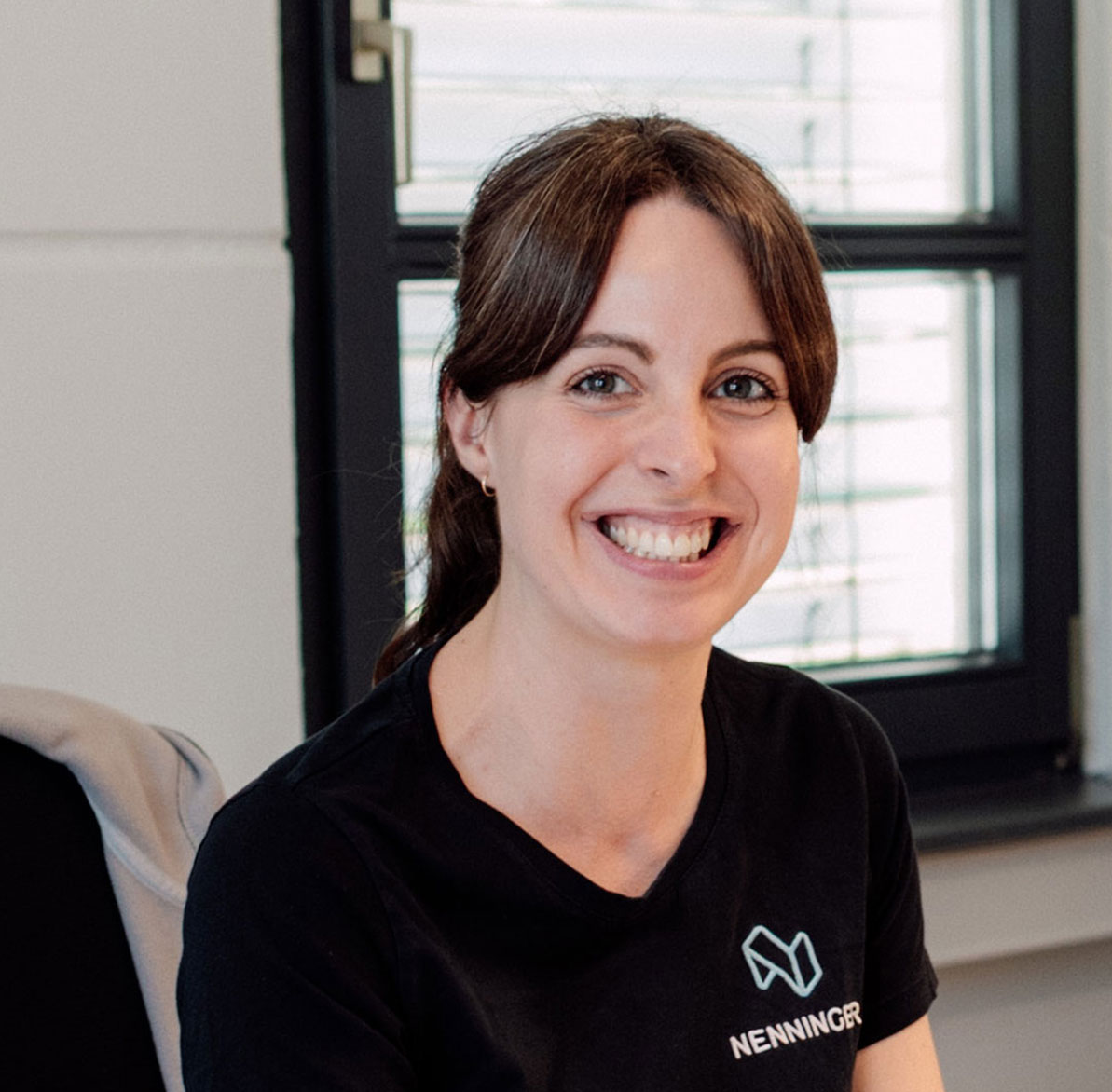 Esther Bartlog im Büro