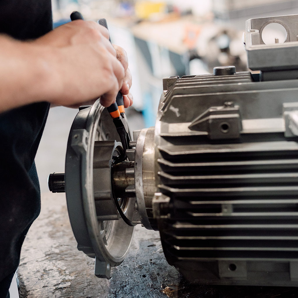 Reparaturarbeiten an einem Motor